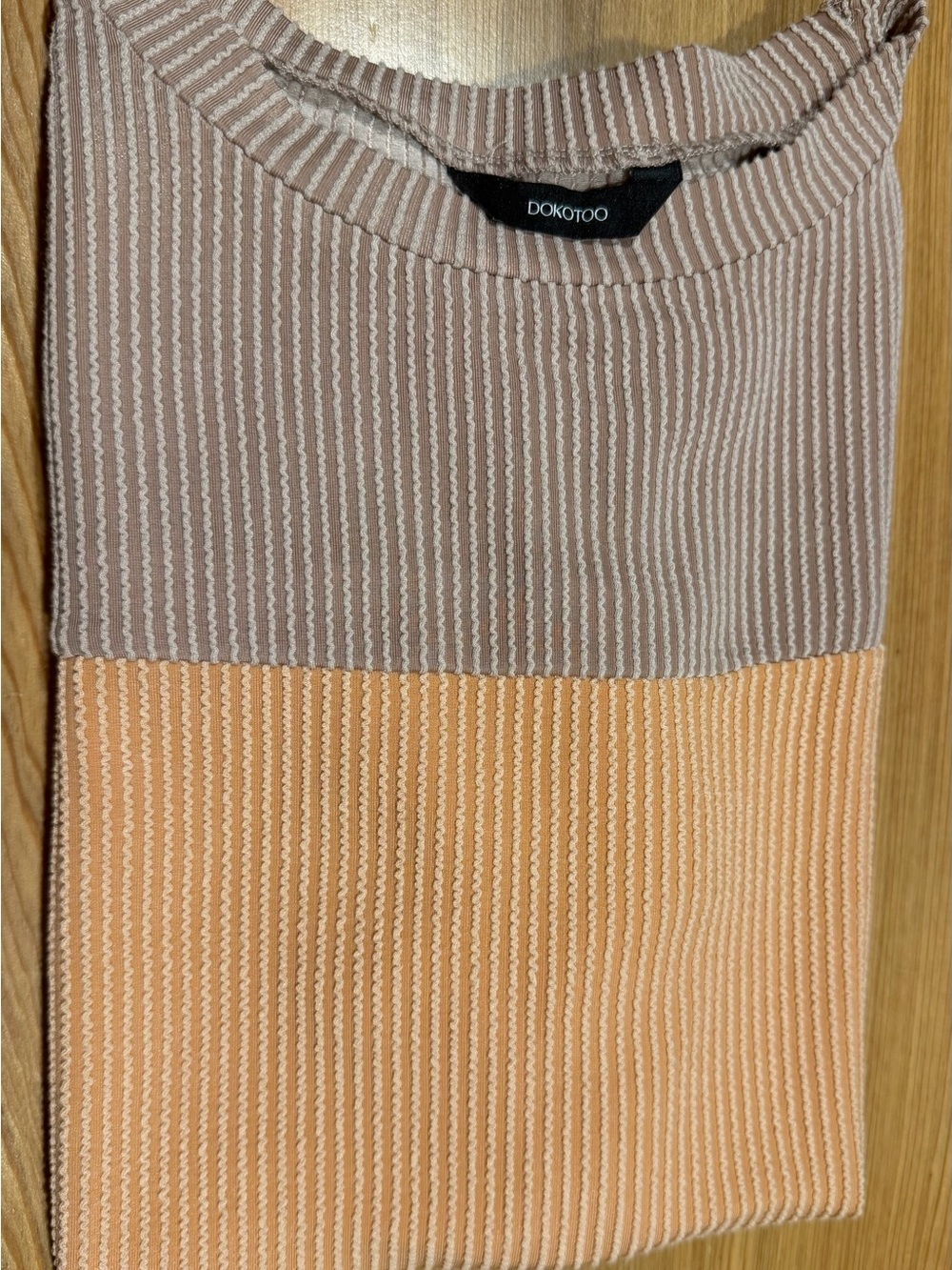 Neutral Colorblock Short Sleeve Ribbed Knit Top - Picture 3 of 6